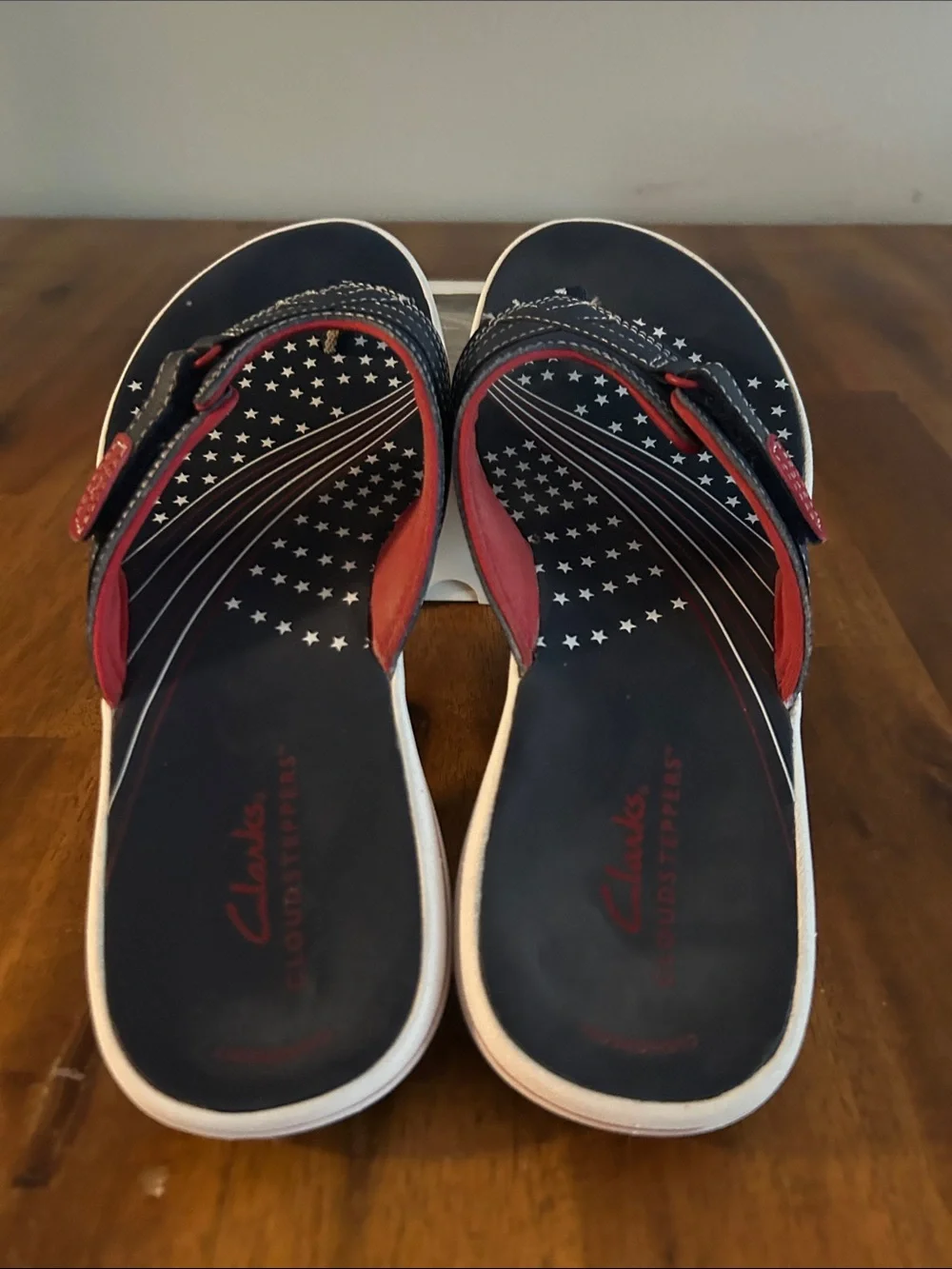 Clarks Cloudsteppers  Women 8 Navy and Red Star-Pattern Thong Sandals